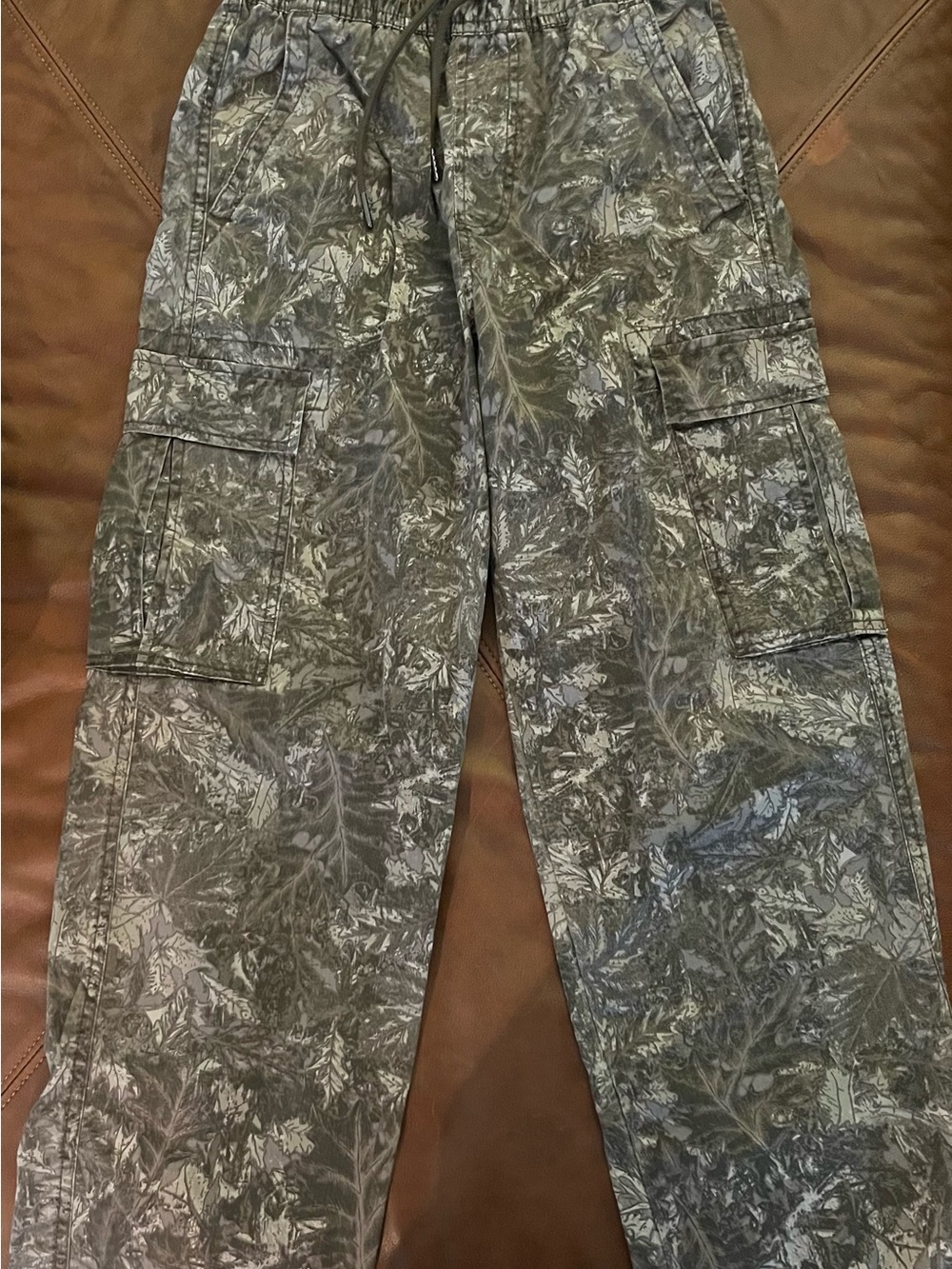 No Boundaries Olive Leaf-Print Cargo Pants